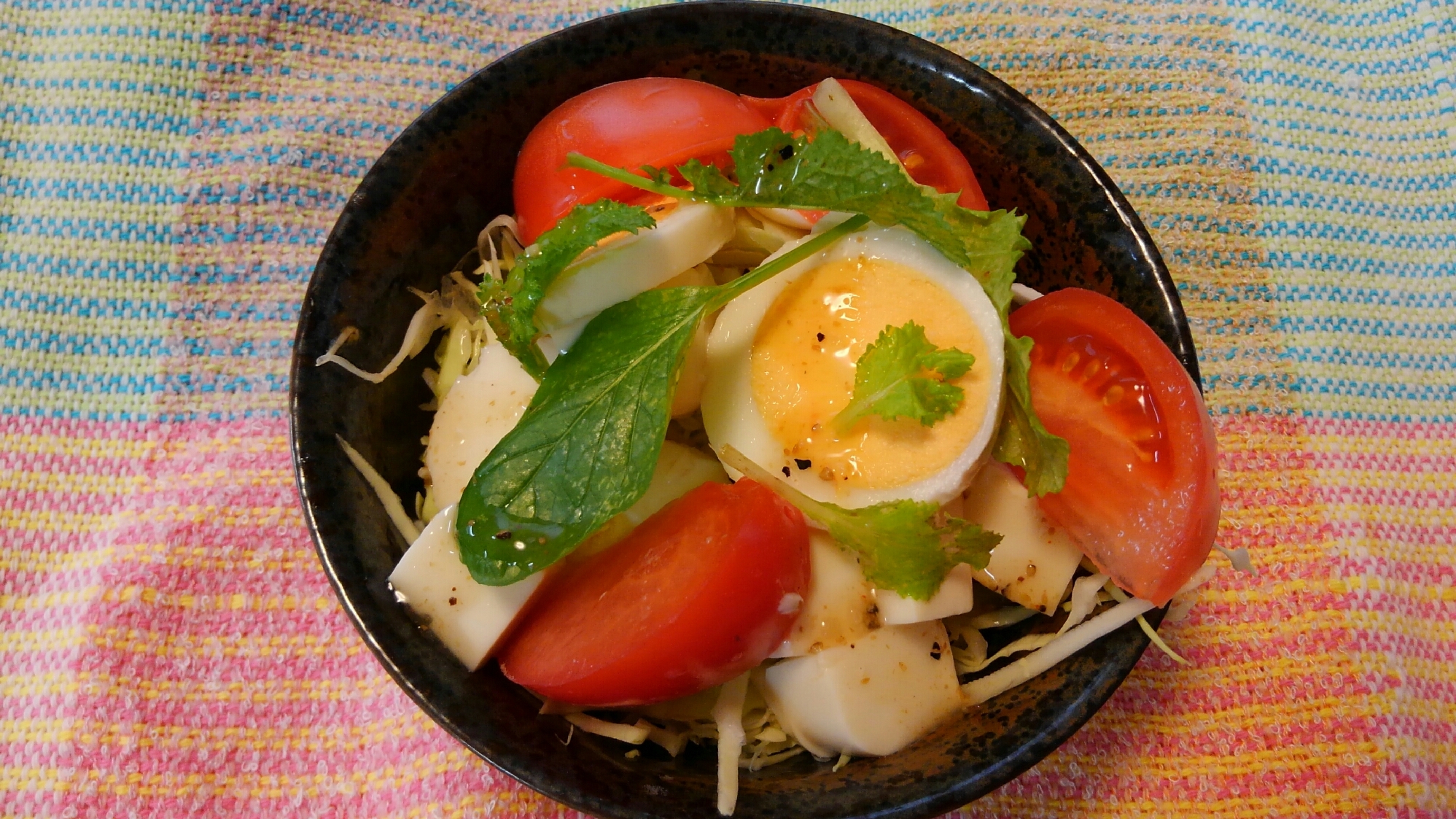 ゆで卵と豆腐とトマトのサラダ(^o^)