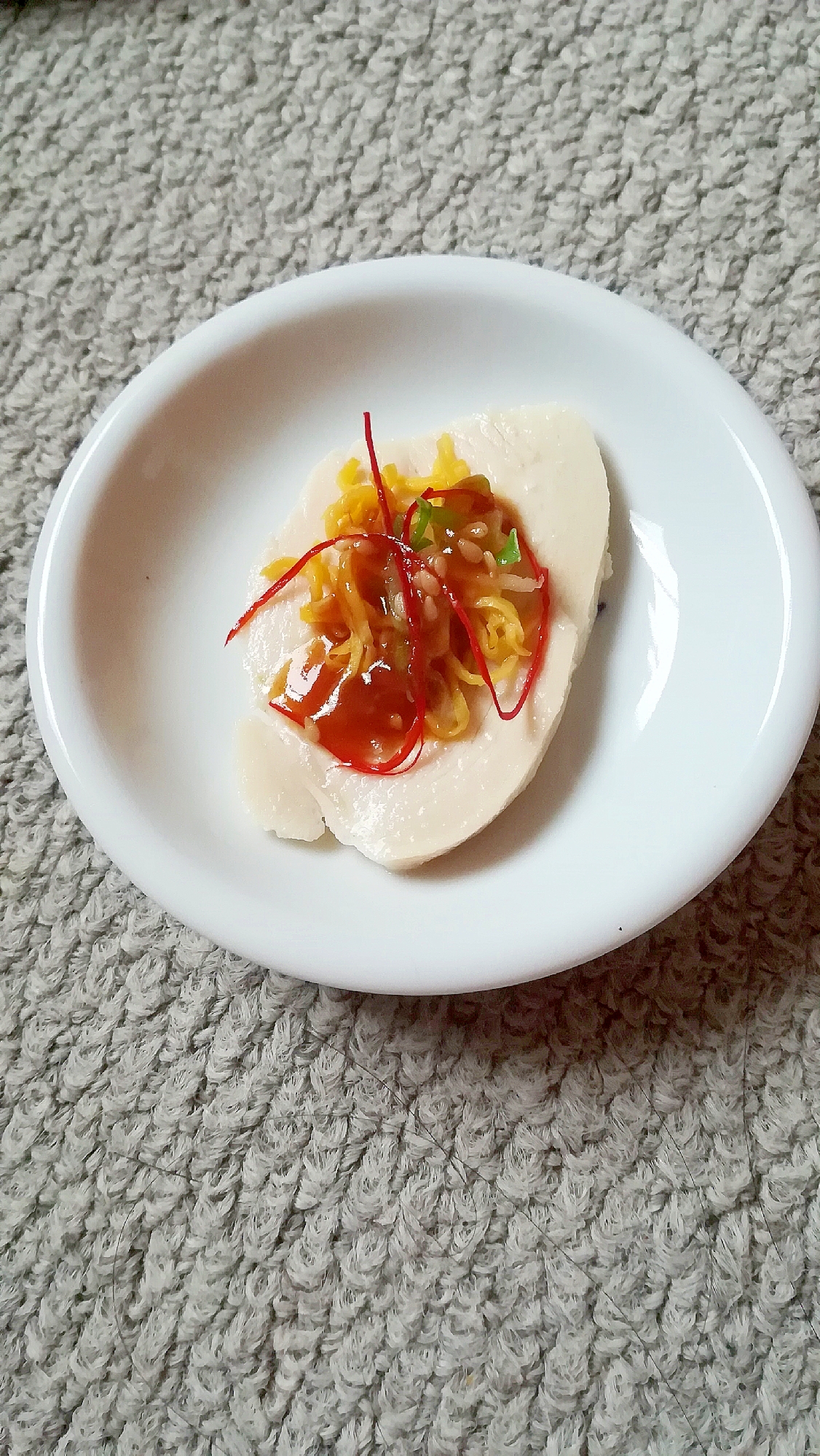 サラダチキンと錦糸玉子の豆板醤味噌風味おつまみ