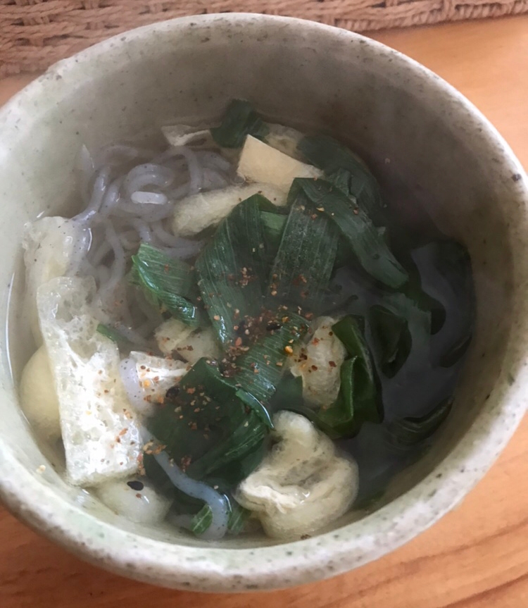 糸こんにゃくでネギと油揚げのうどん風