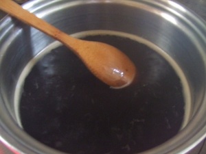 黒砂糖を煮詰める黒蜜
