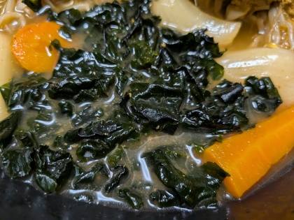 じゃがいもとわかめとしめじの味噌汁
