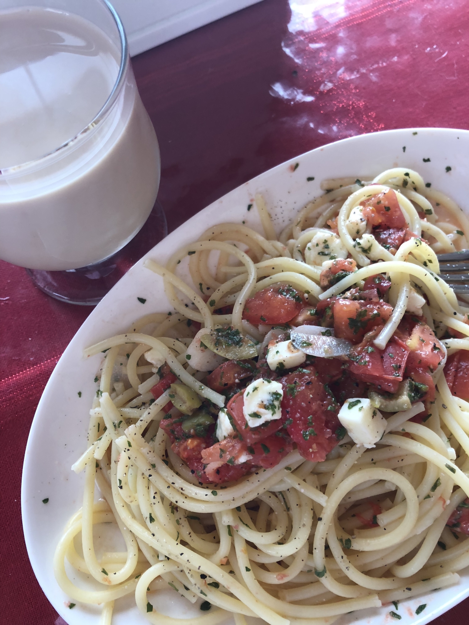 レンジでチン！ にんにくとトマトとチーズのパスタ