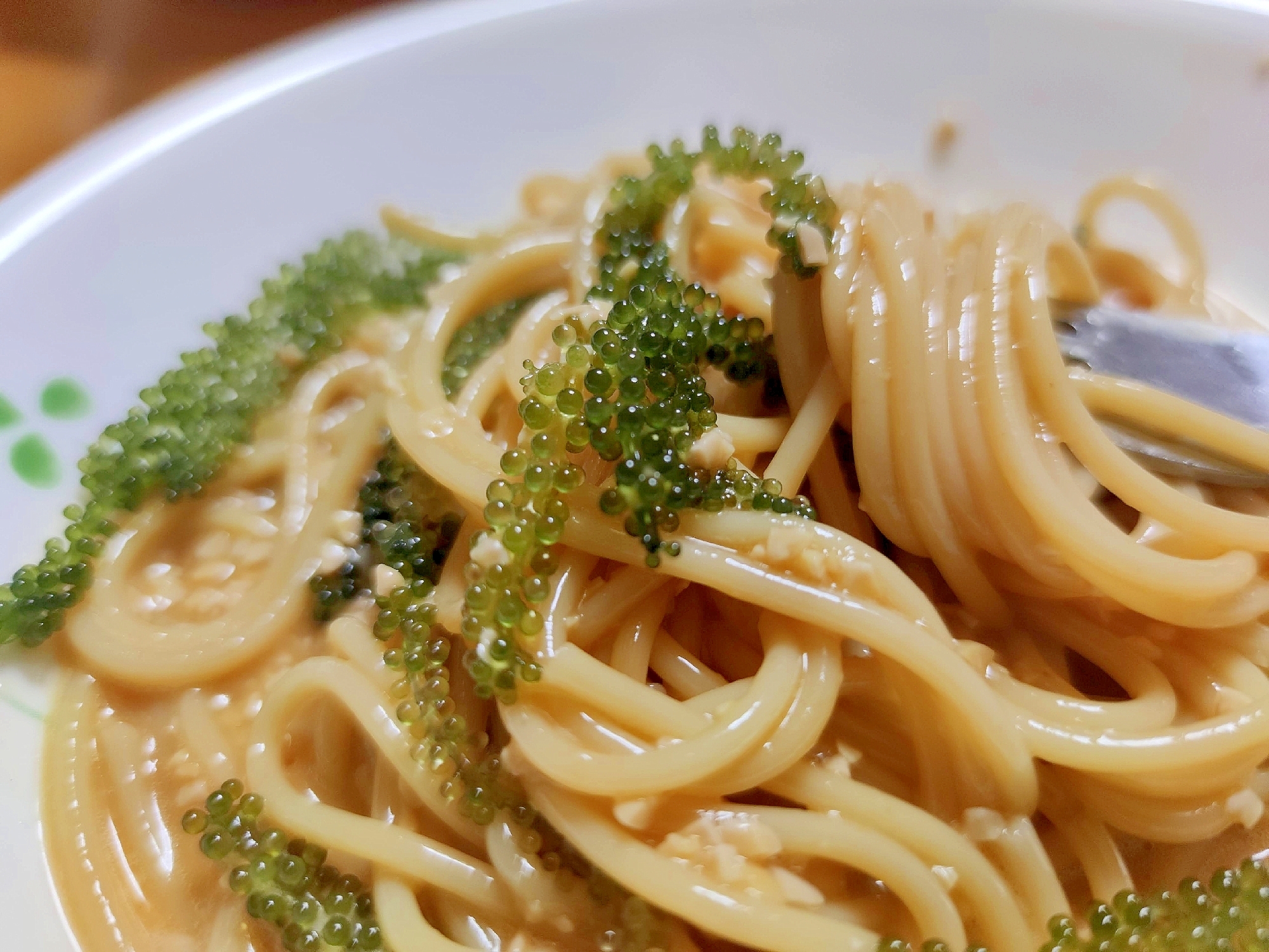 白いお皿に盛り付けられた海ぶどうの卵納豆パスタ