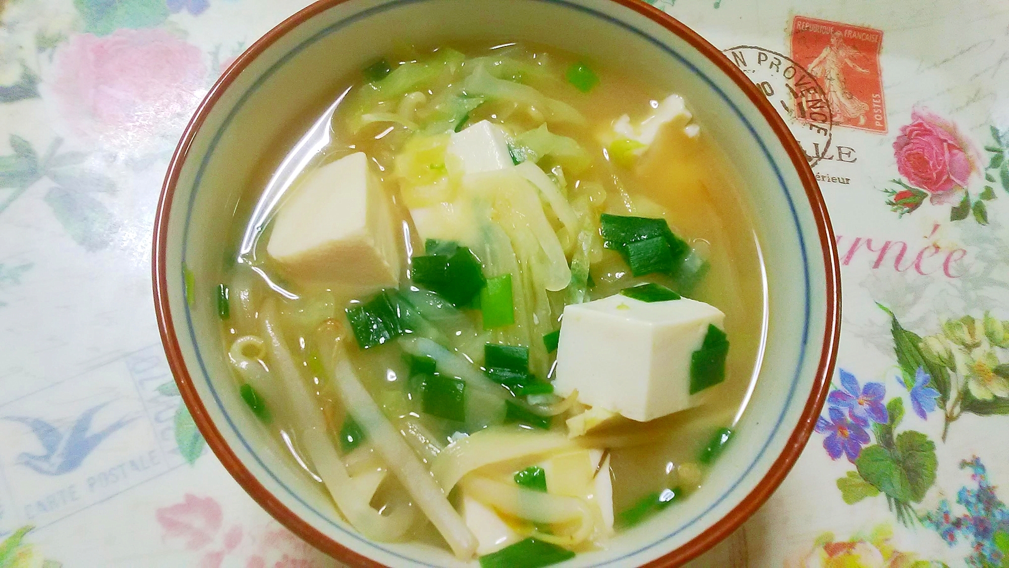 もやし、キャベツ、ねぎと豆腐のお味噌汁