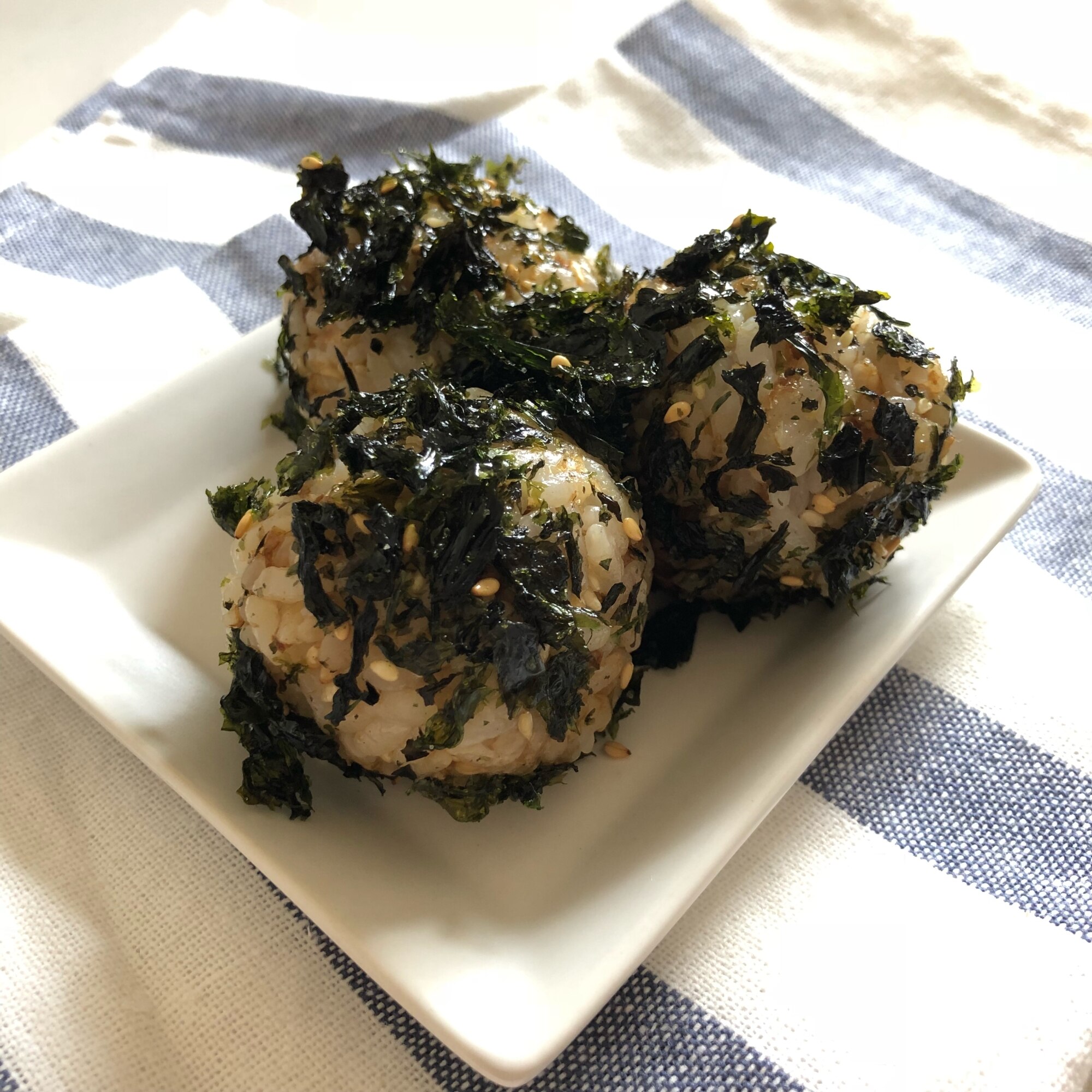 白ごまとかつお節おにぎりに 韓国海苔 レシピ 作り方 By まかろん 楽天レシピ