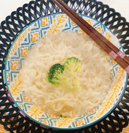 チキンラーメンにすずなりブロッコリーのせて