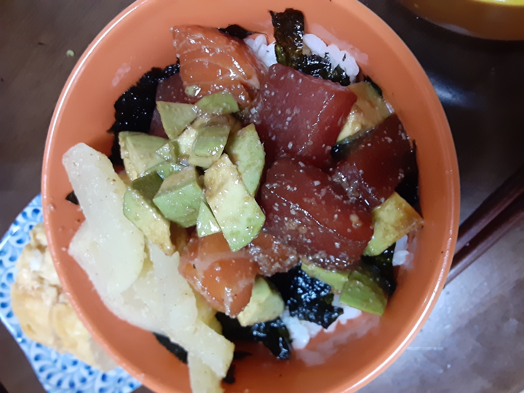 アボカドと海鮮の丼