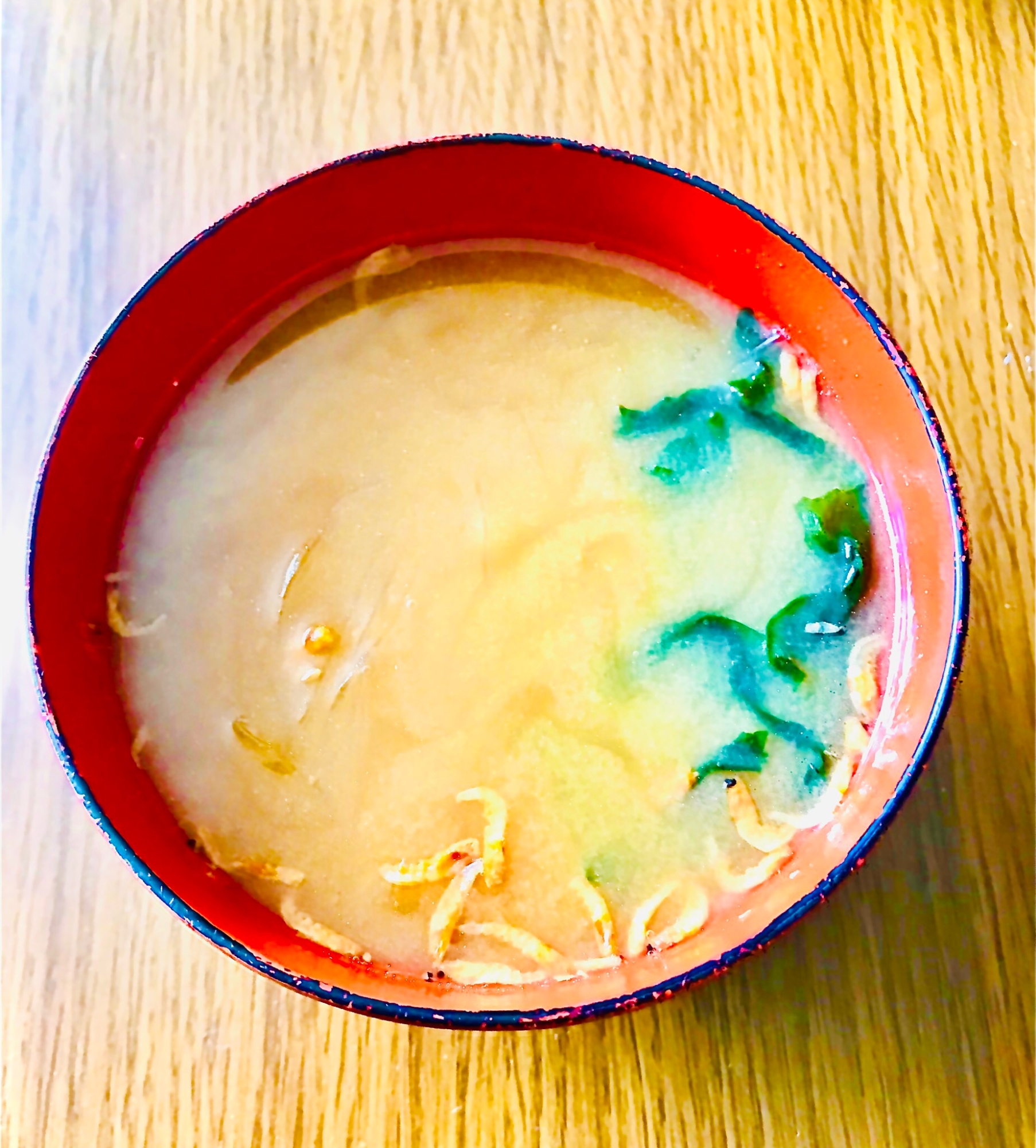 ラーメンの粉末で作るワカメと小エビの味噌スープ