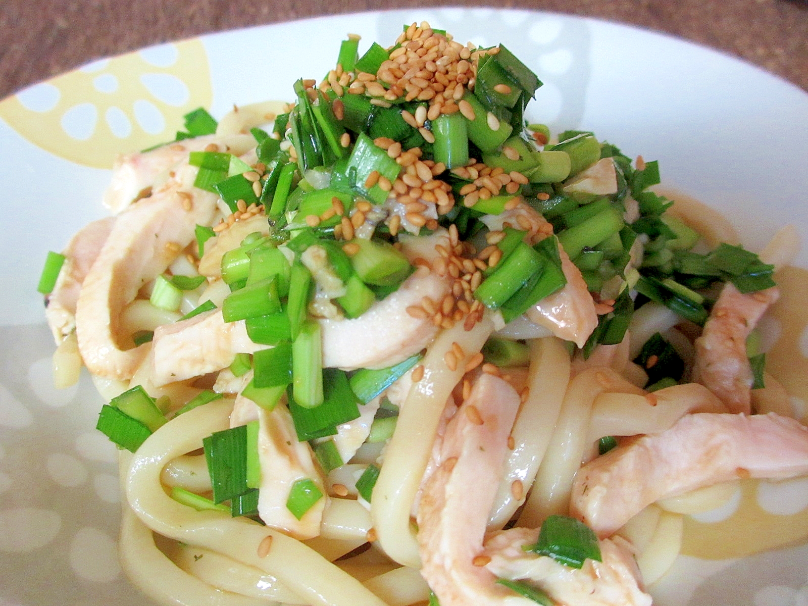 鶏ハムとニラのピリ辛和えうどん