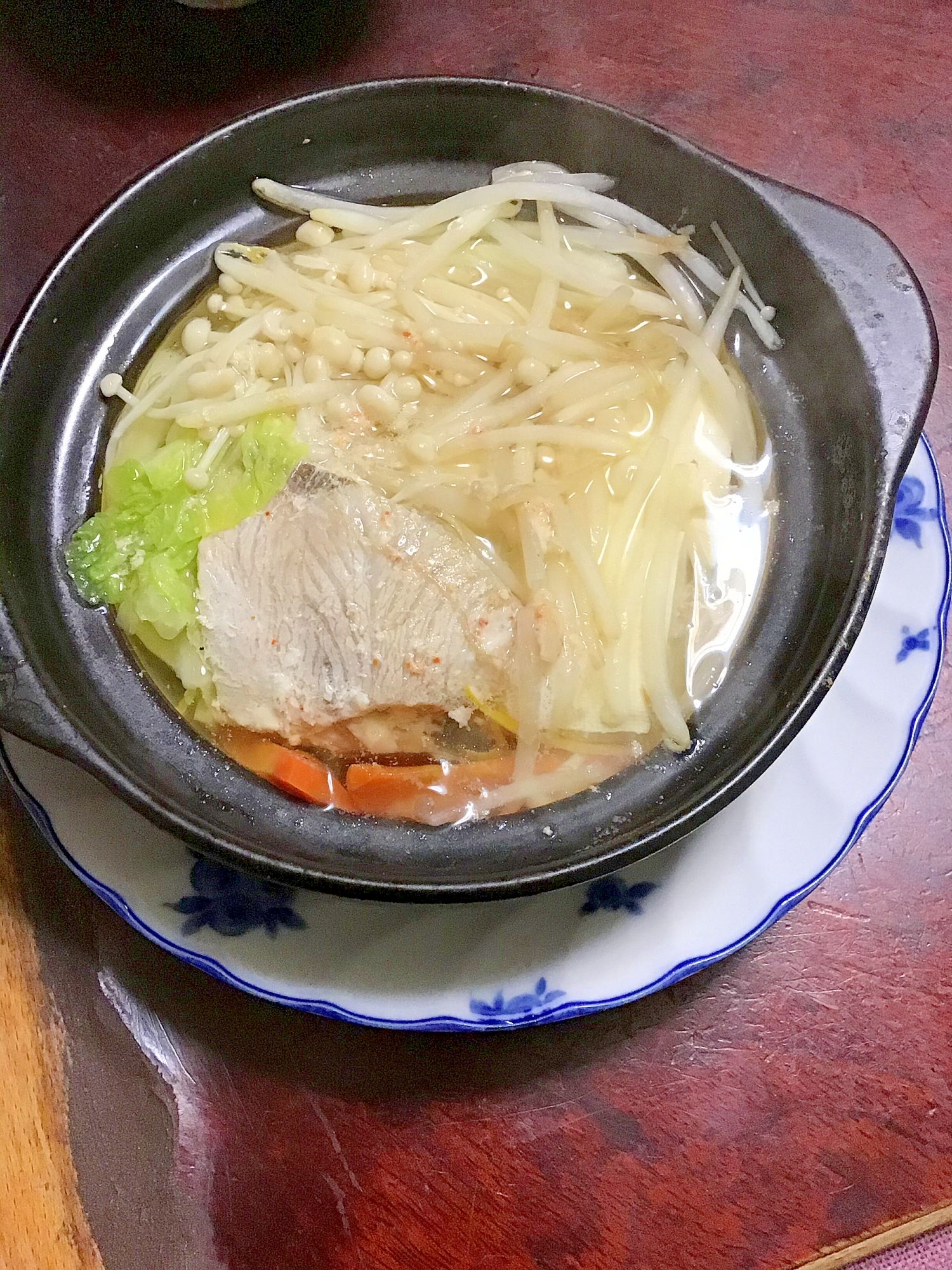 トロとモヤシとエノキなどの湯豆腐鍋。