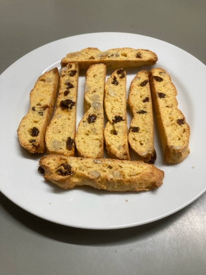 今回は　レーズンとクルミを入れて　ベーキングパウダー無しで焼いたビスコッティを作りました！レーズンが入ると見た目が良く美味しいです。ありがとうございました！