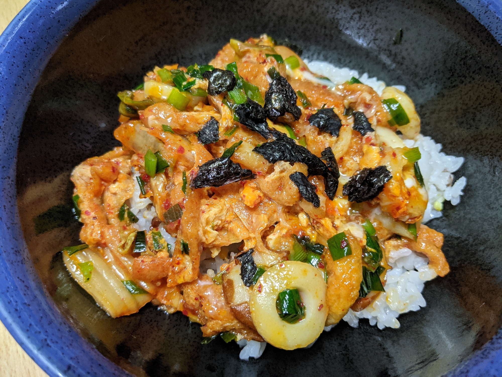 ニラと油揚げ、ちくわのキムチ丼