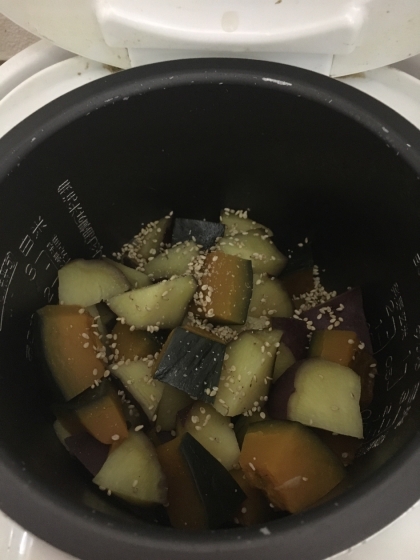 炊飯器にポン☆さつま芋とかぼちゃの胡麻和え