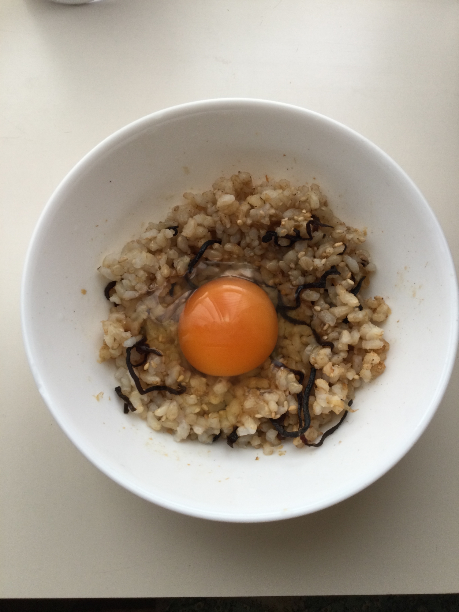 塩昆布とかつお節とごまの卵かけご飯☆ゆずポン酢がけ