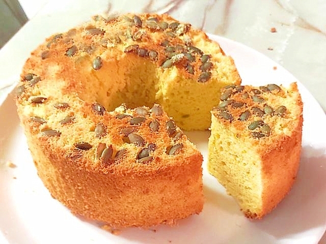 ハロウィンに！種が香ばしいかぼちゃのシフォンケーキ