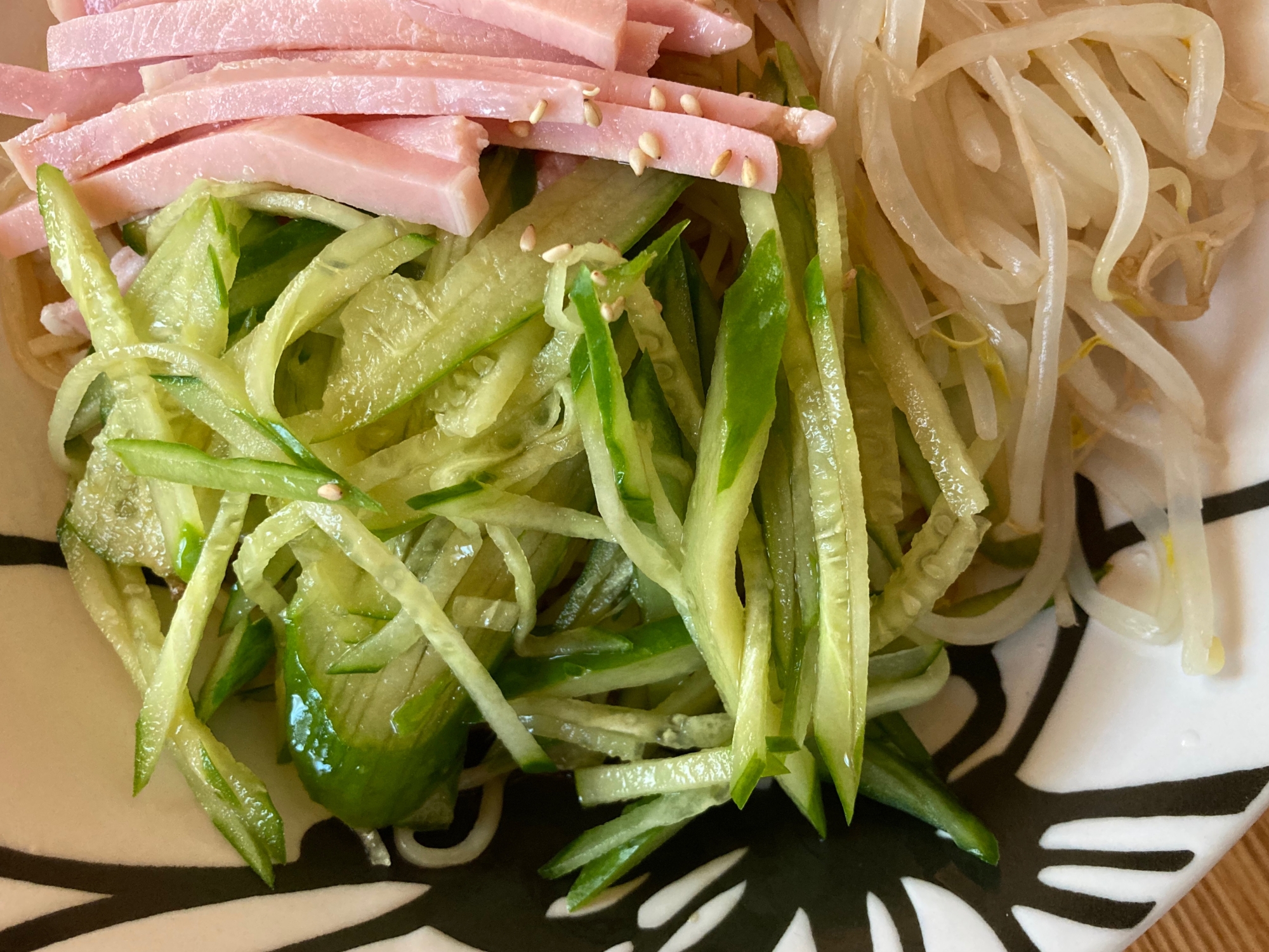 ハムときゅうりともやしの冷やしうどん