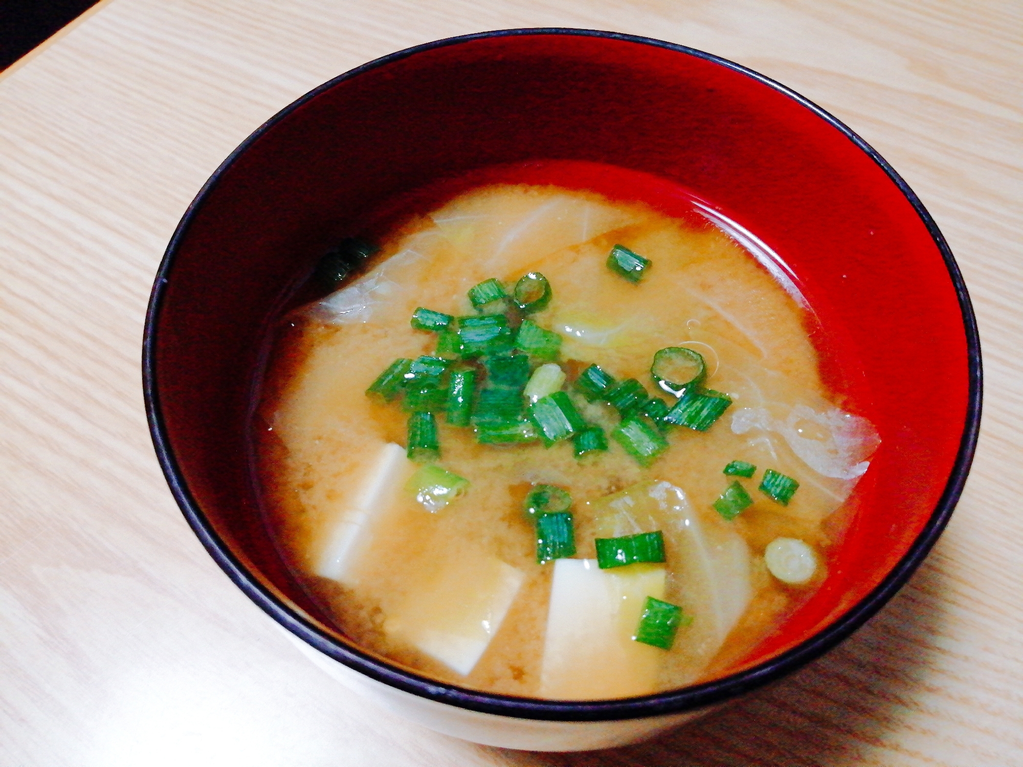 豆腐とキャベツと小ねぎの味噌汁