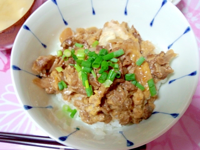 すき焼きのタレでわさび入り牛とじ丼♪