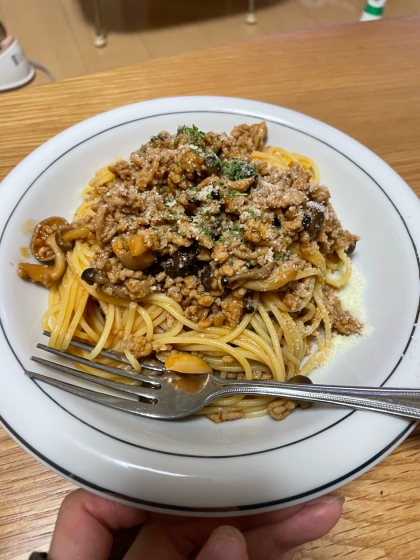 鶏ひき肉ときのこのガーリック醤油パスタ