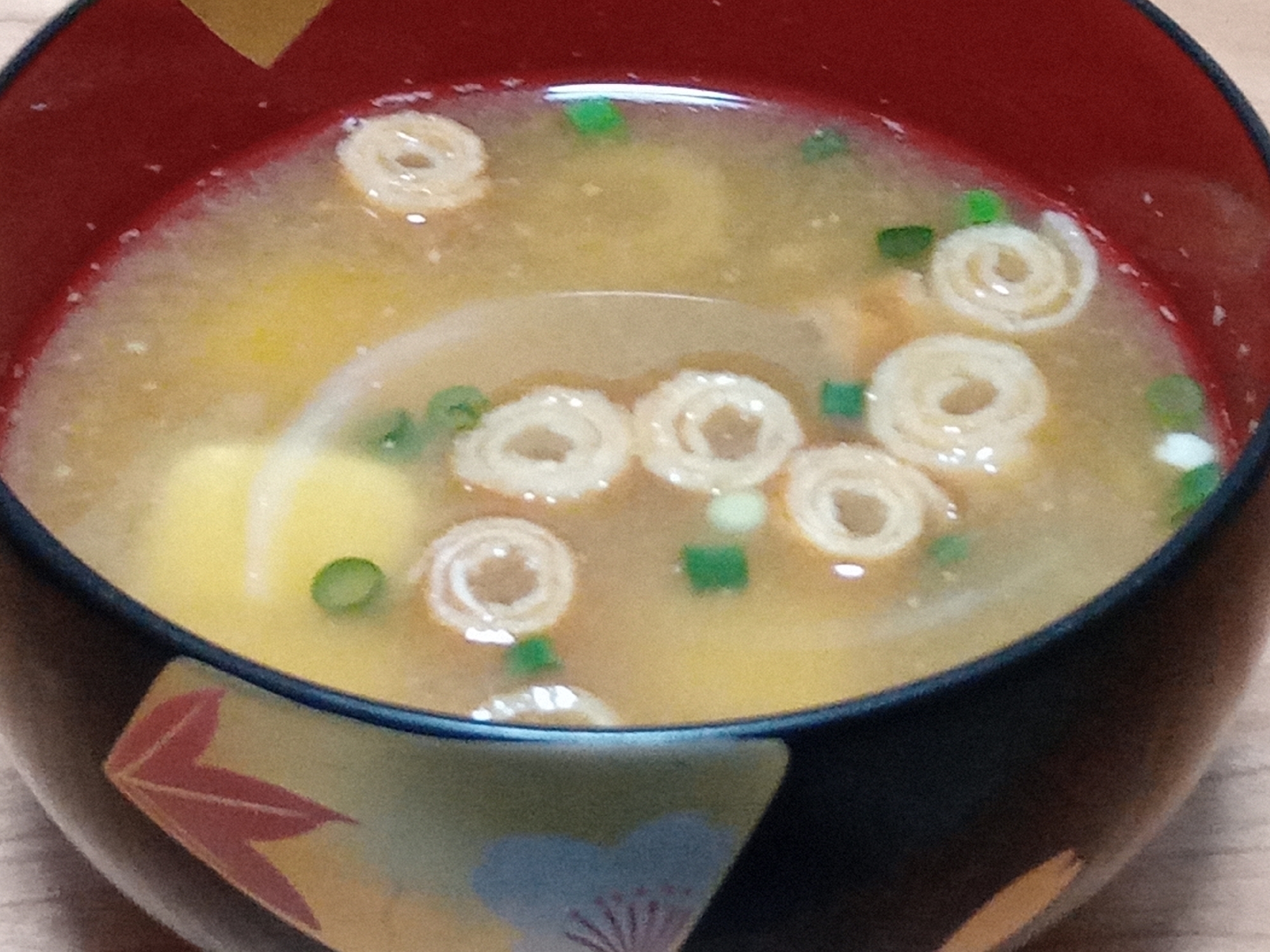 巻き麩と玉ねぎのお味噌汁