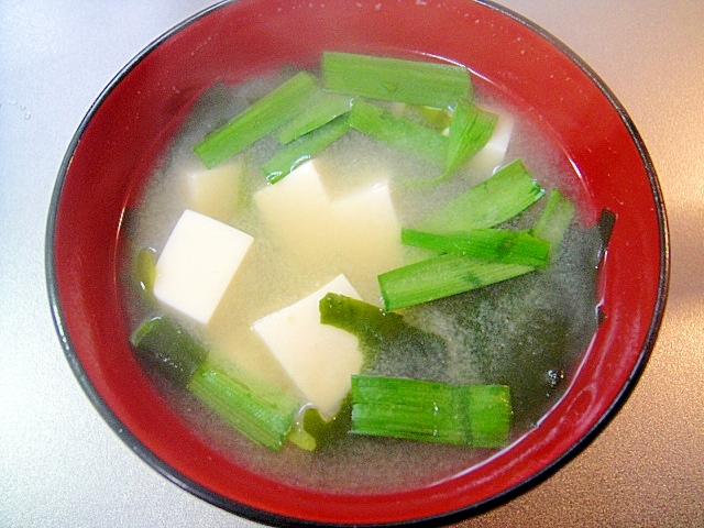 豆腐とわかめニラの味噌汁