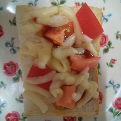 オイルサーディンとミニトマトのトースト