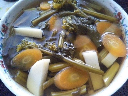 鶏肉☆にんじん☆かぶの葉の中華スープ☆