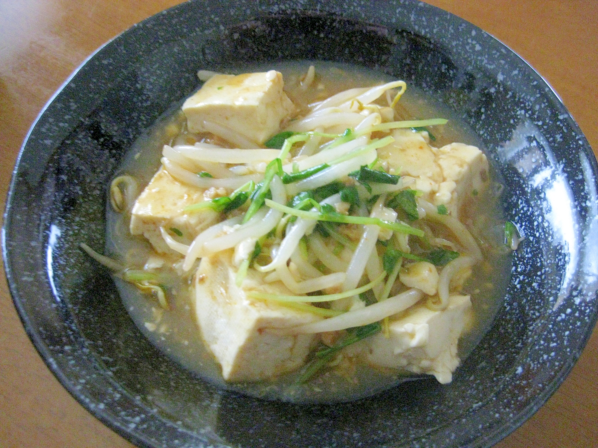 豆苗ともやしでビタミンとボリュームアップの麻婆豆腐