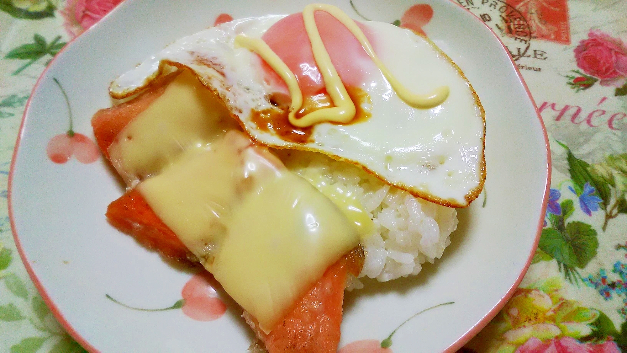 目玉焼きと鮭チーズ乗せごはん