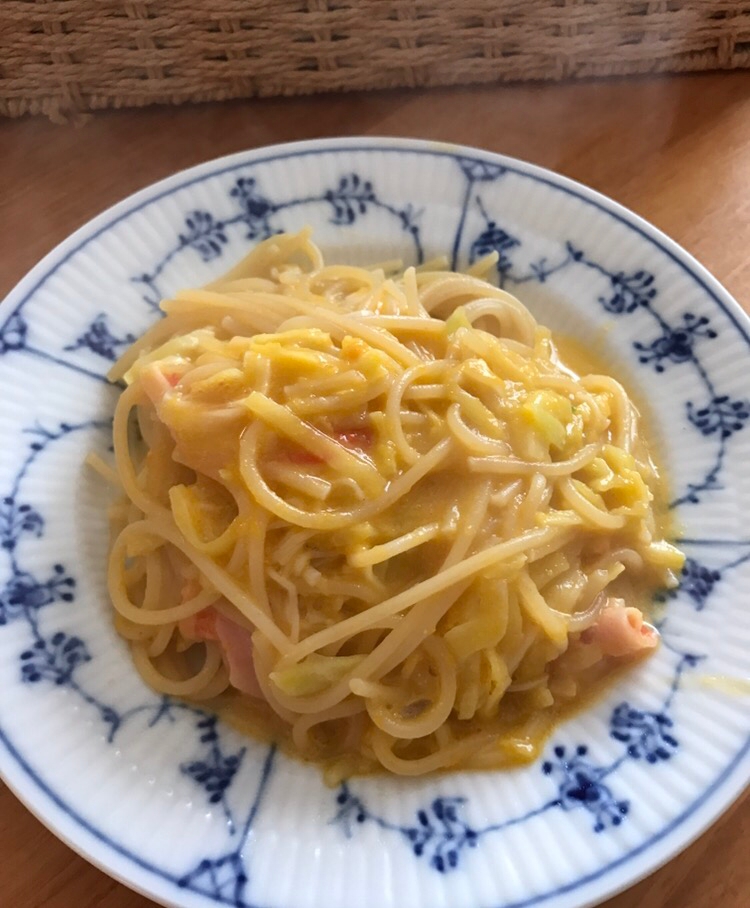 カニカマとキャベツのカボチャクリームパスタ