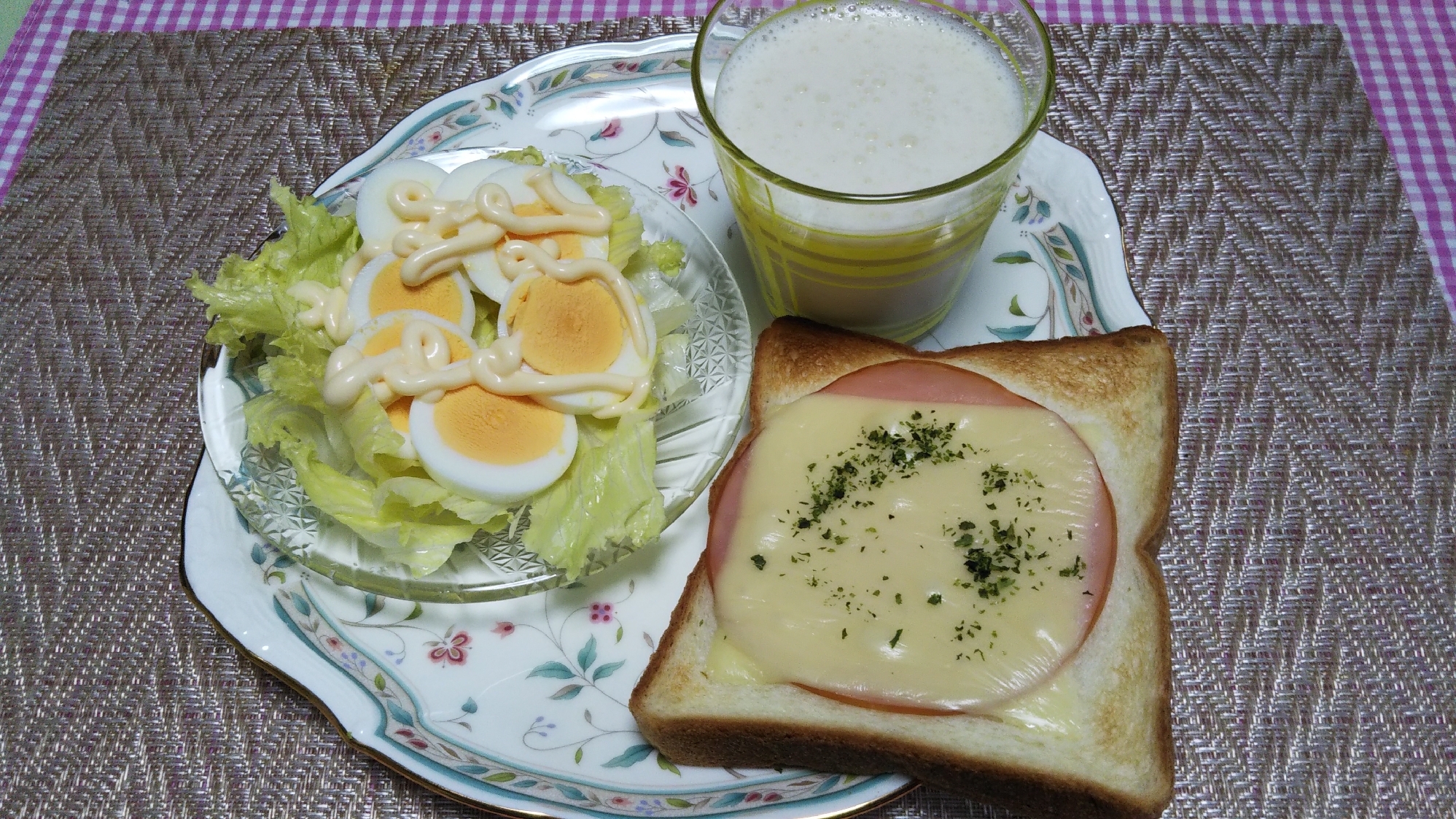 茹で卵サラダとハムチーズトーストとバナナドリンク☆