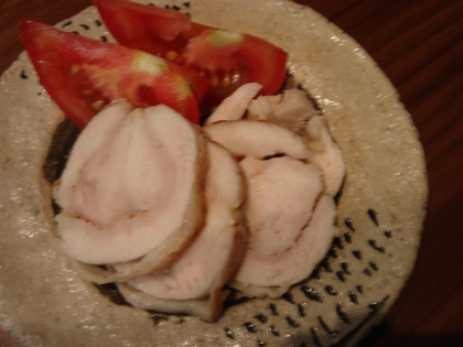 こちらの鶏ハムは手間が少なくてすみそうだったので、初めて作ってみました。本当～簡単で美味しい♪これからはこのレシピでリピしそうです！