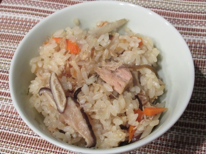 干し椎茸で出汁も旨みもしっかりと効いていますね^m^
ツナの旨みもあり、とても美味しかったです♪
主人は、出張先におにぎりにして持って出かけました(^_-)-☆