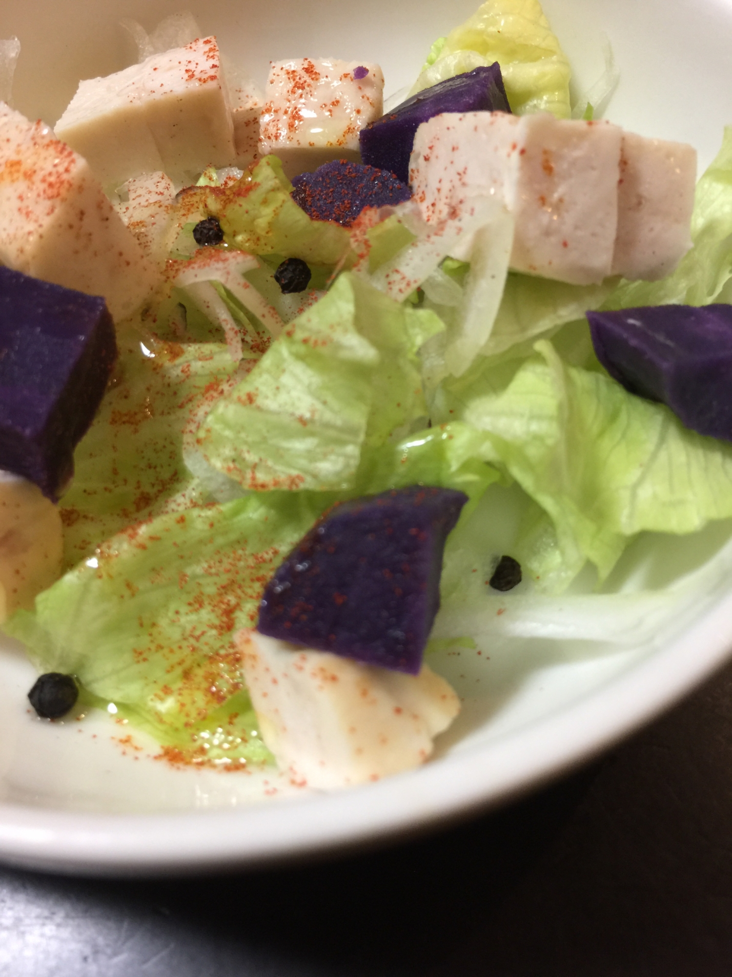紫じゃが芋と蒸し鶏のサラダ
