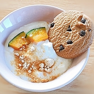 今日のヨーグルト♡かぼちゃ煮&ビスケット