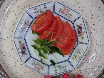 家の朝食にトマトと水菜で岩塩、ブラックでシンプル食べやすく美味しかったです＼(^_^)／ごちそうさま❤️