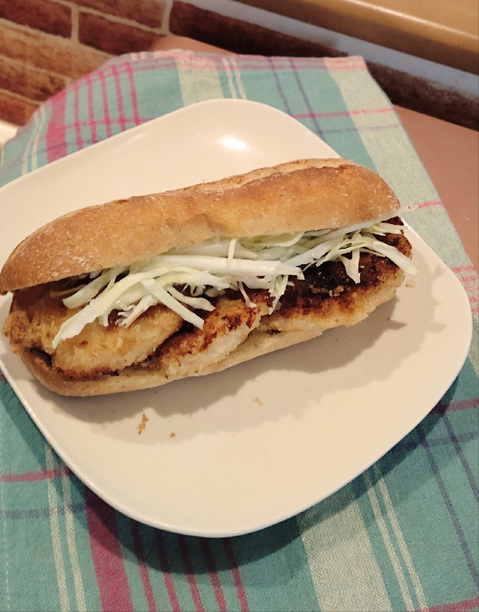 キャベツとチキンカツのサンド