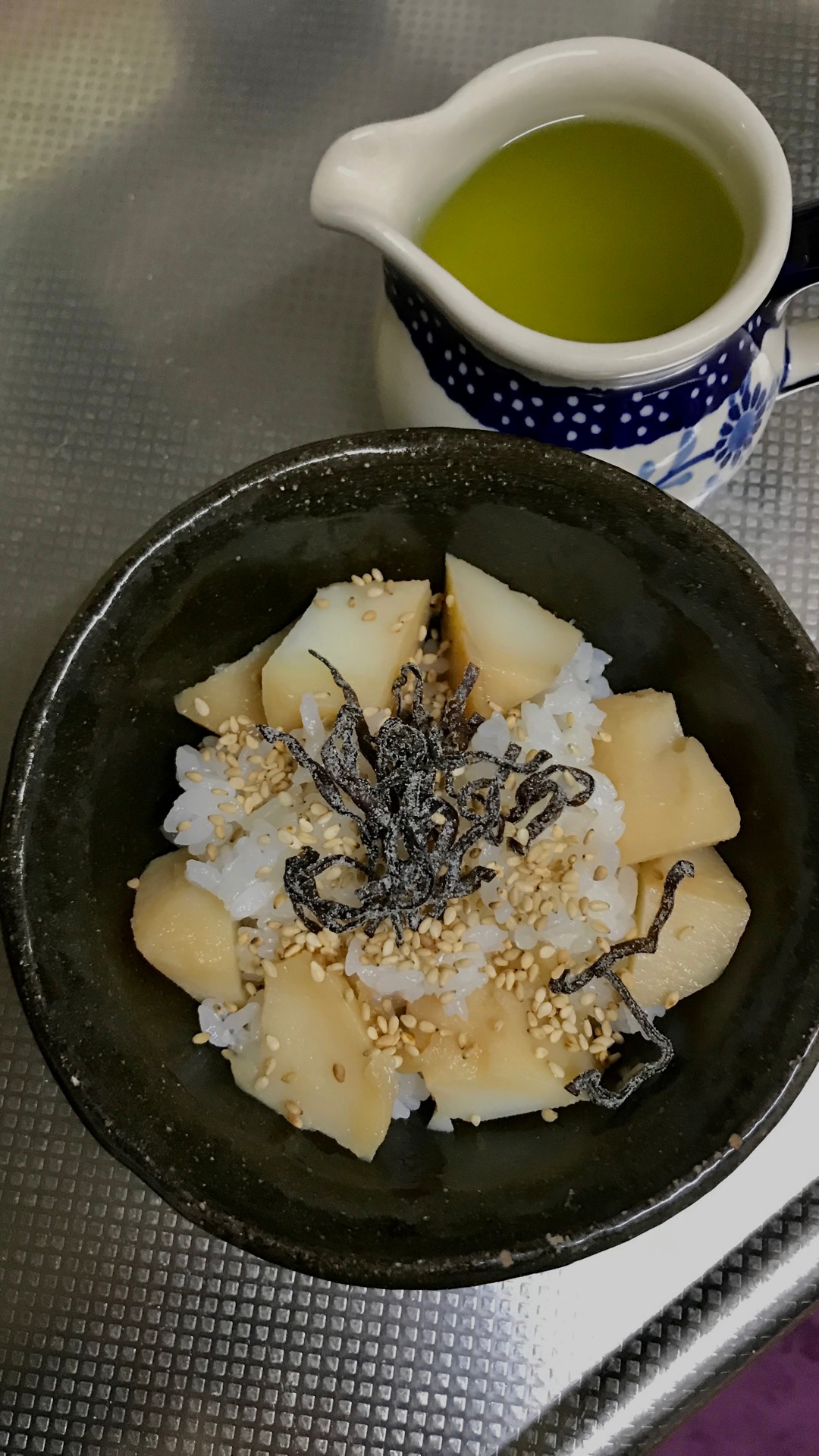 残ったじゃがいも煮物でお茶漬け。