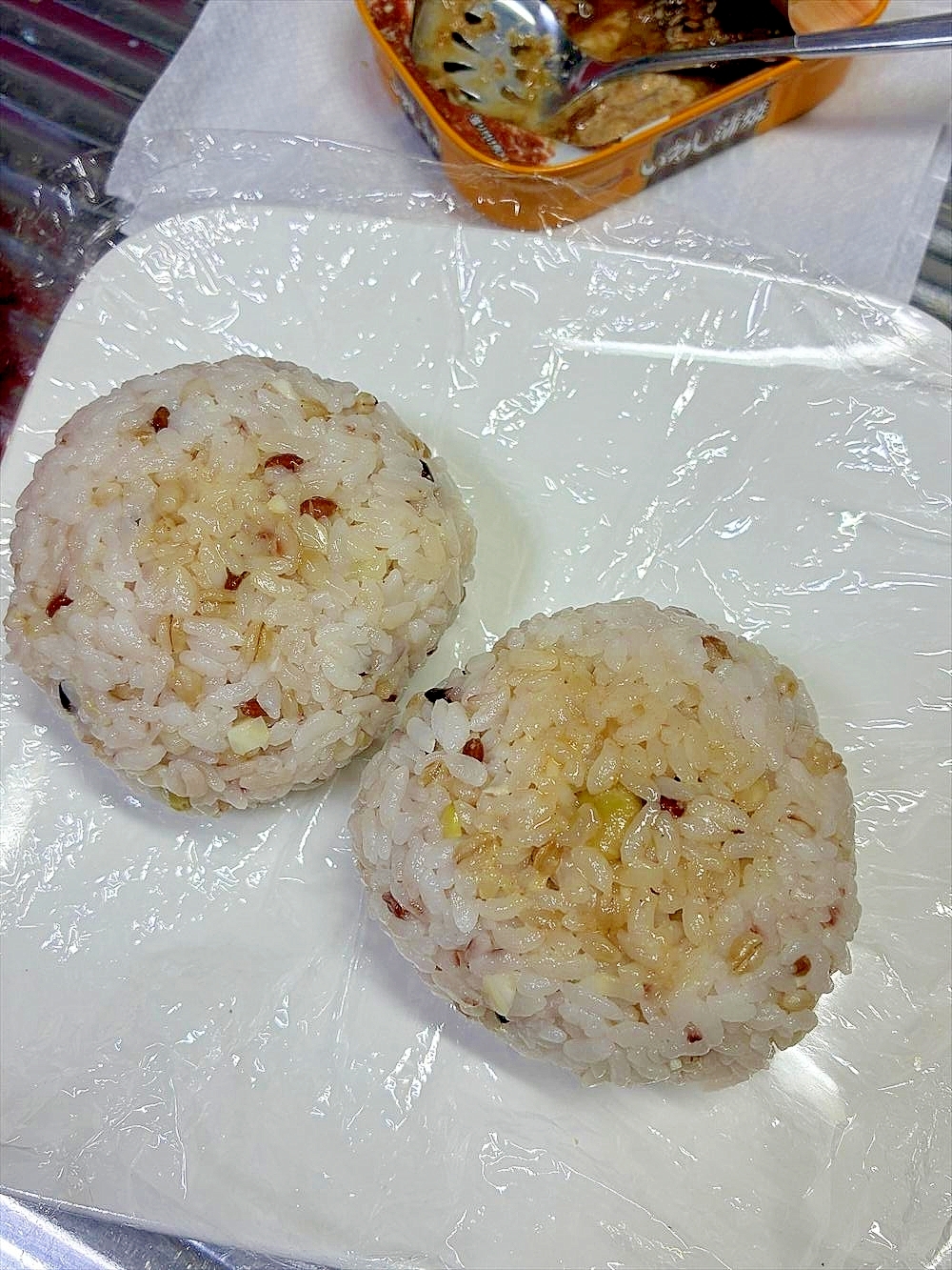 イワ缶パッ缶してゴママヨくるくる中具のおにぎりさん