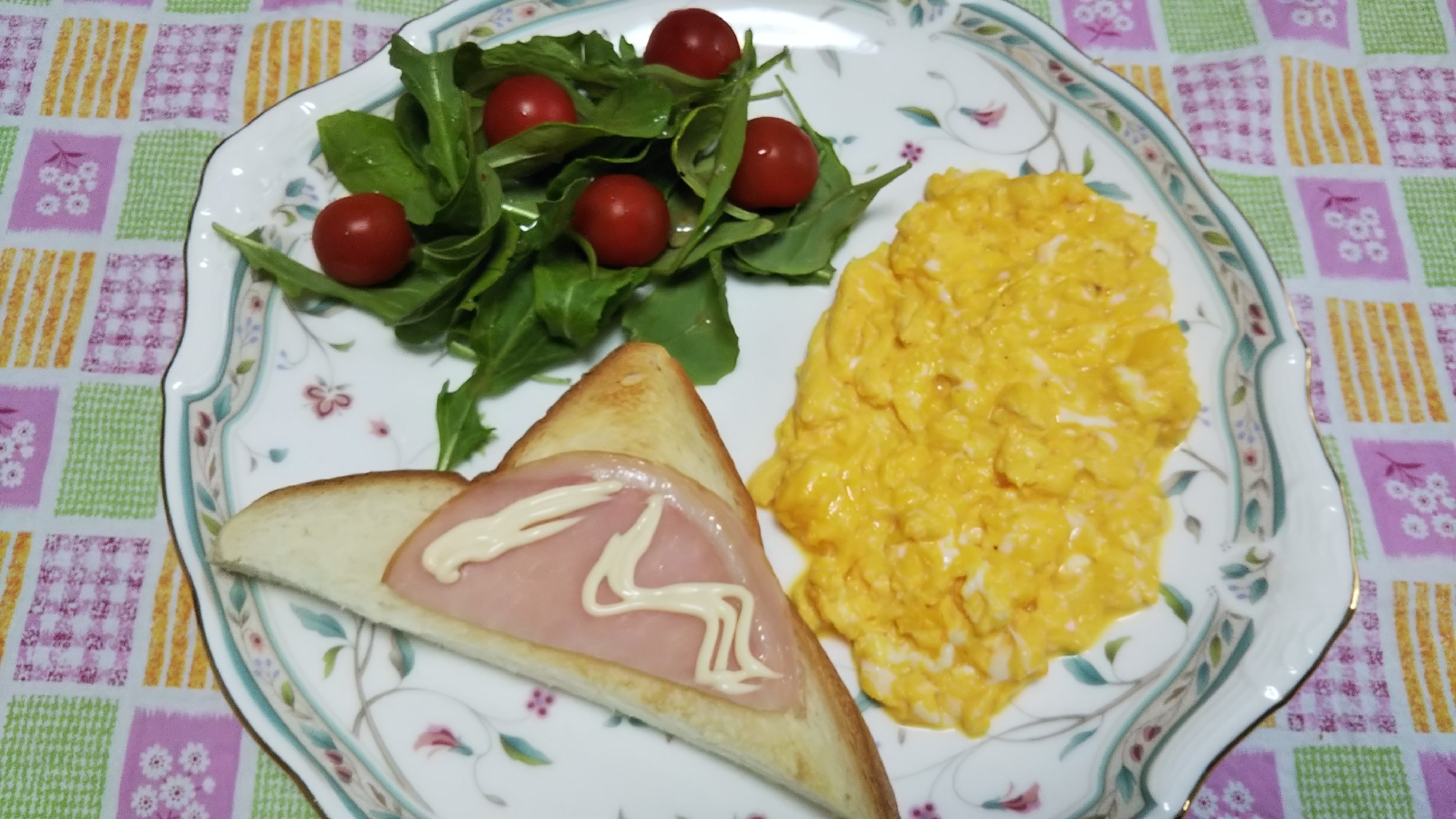 スクランブルエッグとハムトーストとサラダの朝食☆