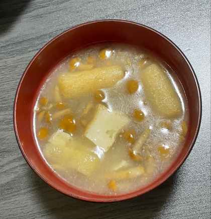 なめこの味噌汁（昆布だし）