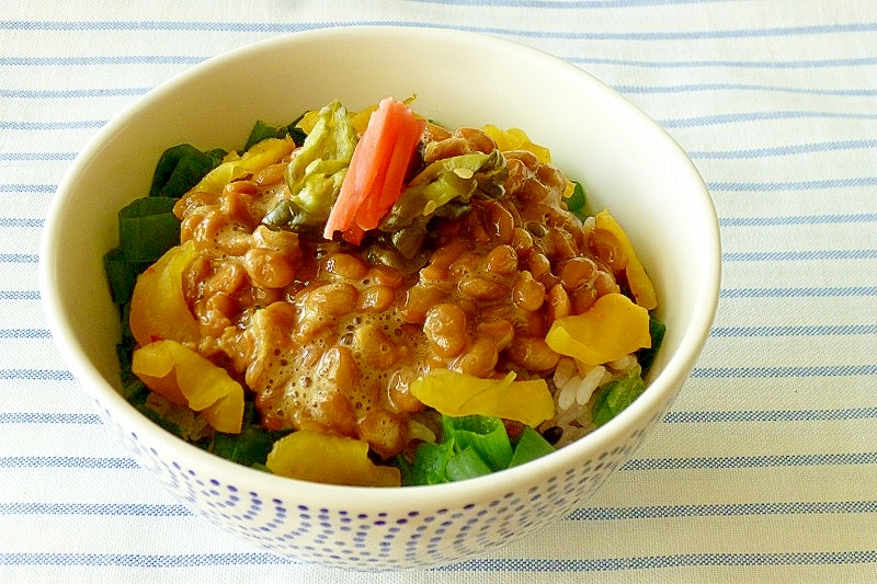 簡単で食感楽しい☆お漬物で納豆丼♪