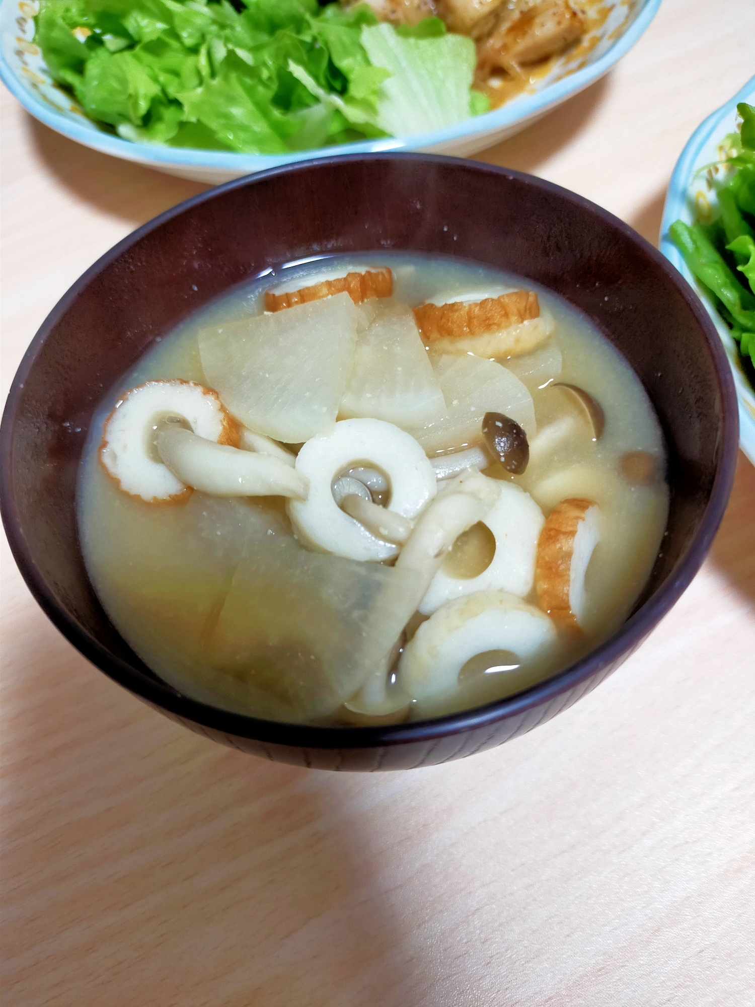 大根とちくわとしめじのお味噌汁