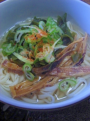 乾麺で　わかめのスルメ出汁うどん