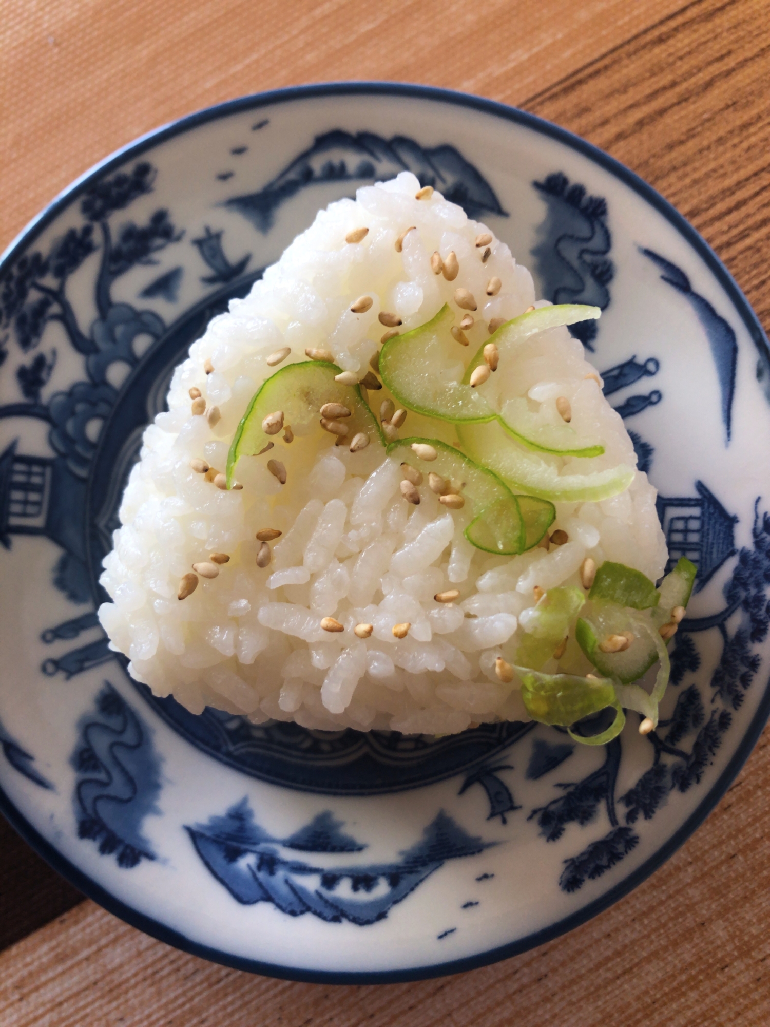 ごま油香るネギごまのおにぎり