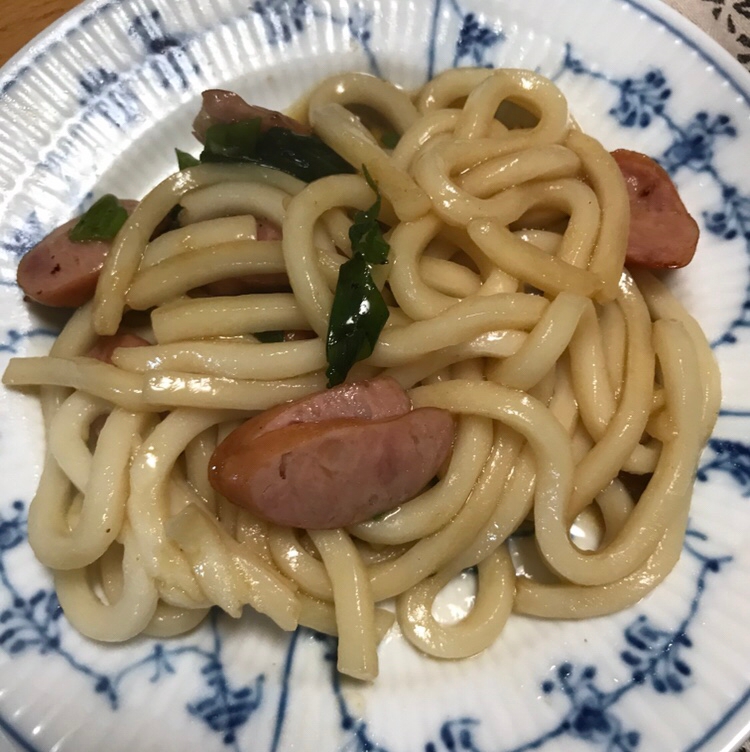 ウインナーと万能ネギのすき焼きのたれ焼きうどん