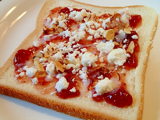 苺ジャム・カッテージチーズ・アーモンドのおやつパン