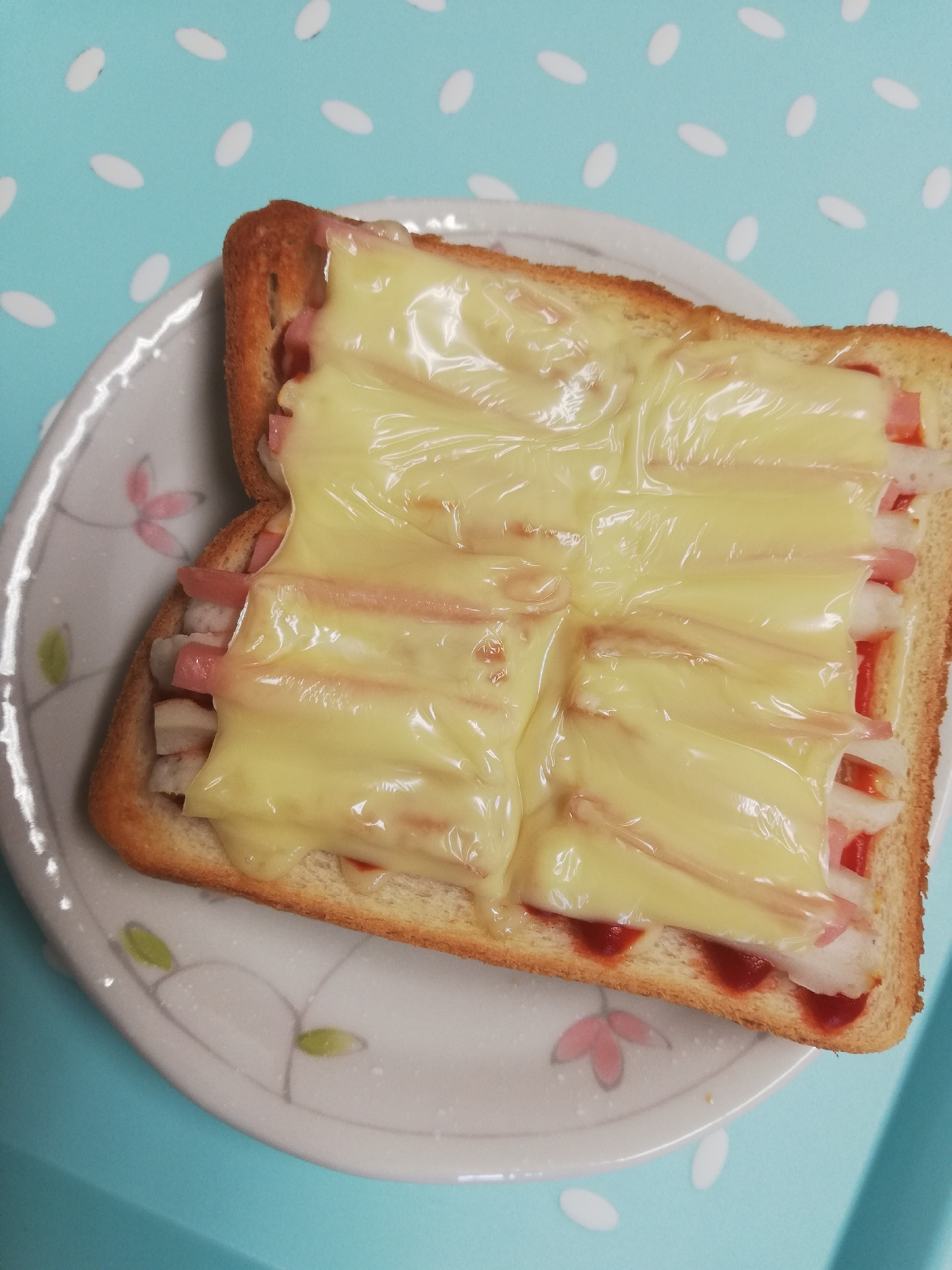 魚肉ソーセージとちくわのチーズトースト