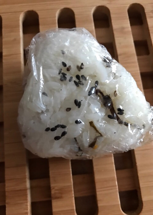 がんすのマヨ炒め入り黒ごま塩昆布おむすび