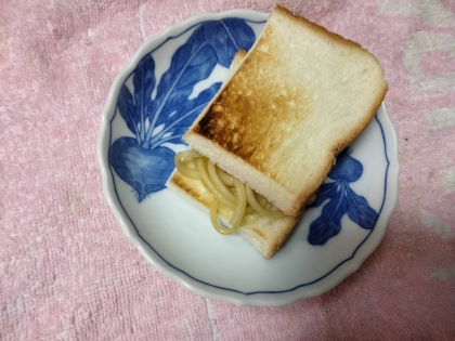 クロワッサンで焼きそばチーズサンド